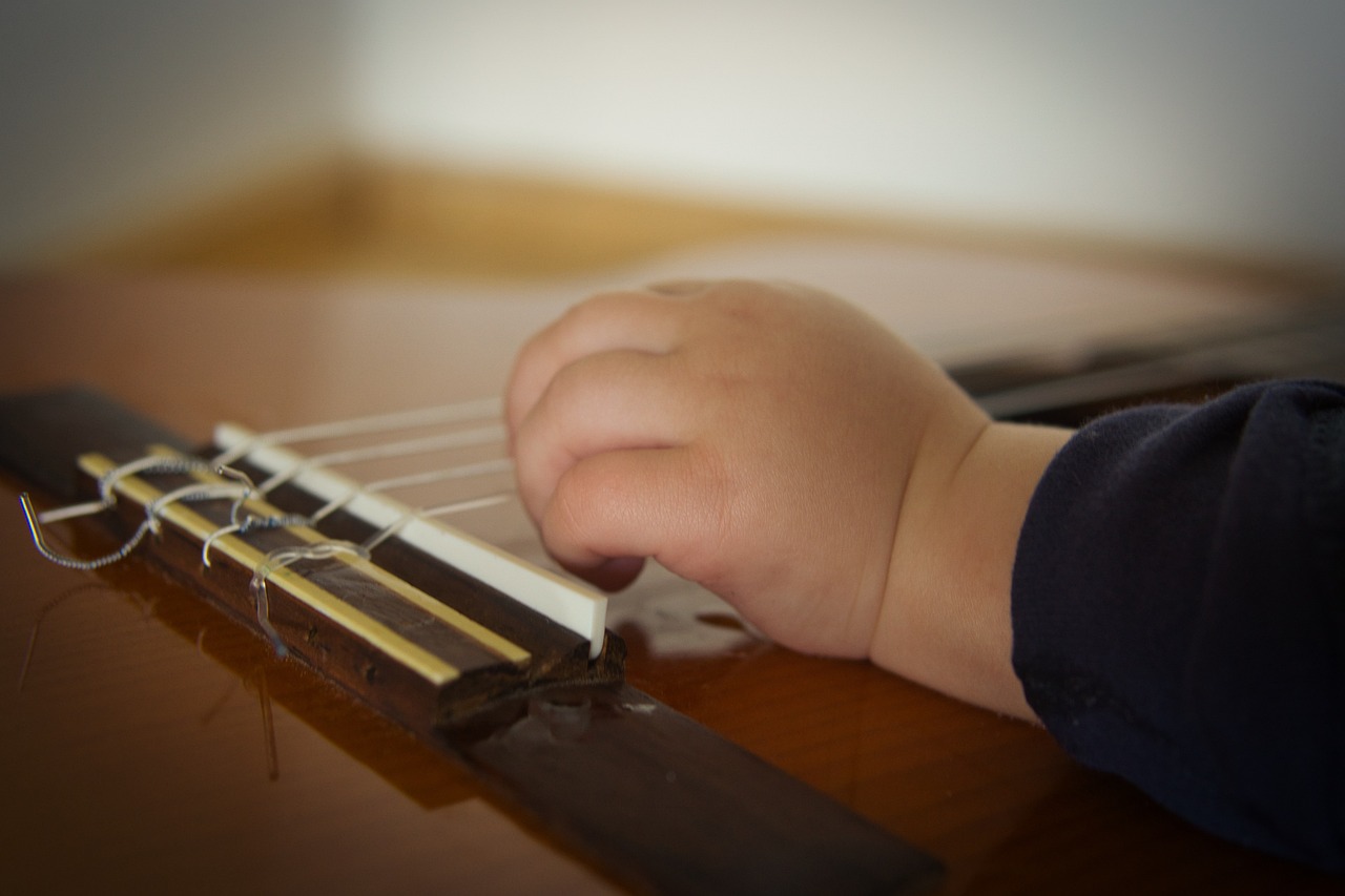 malček spoznava kitaro